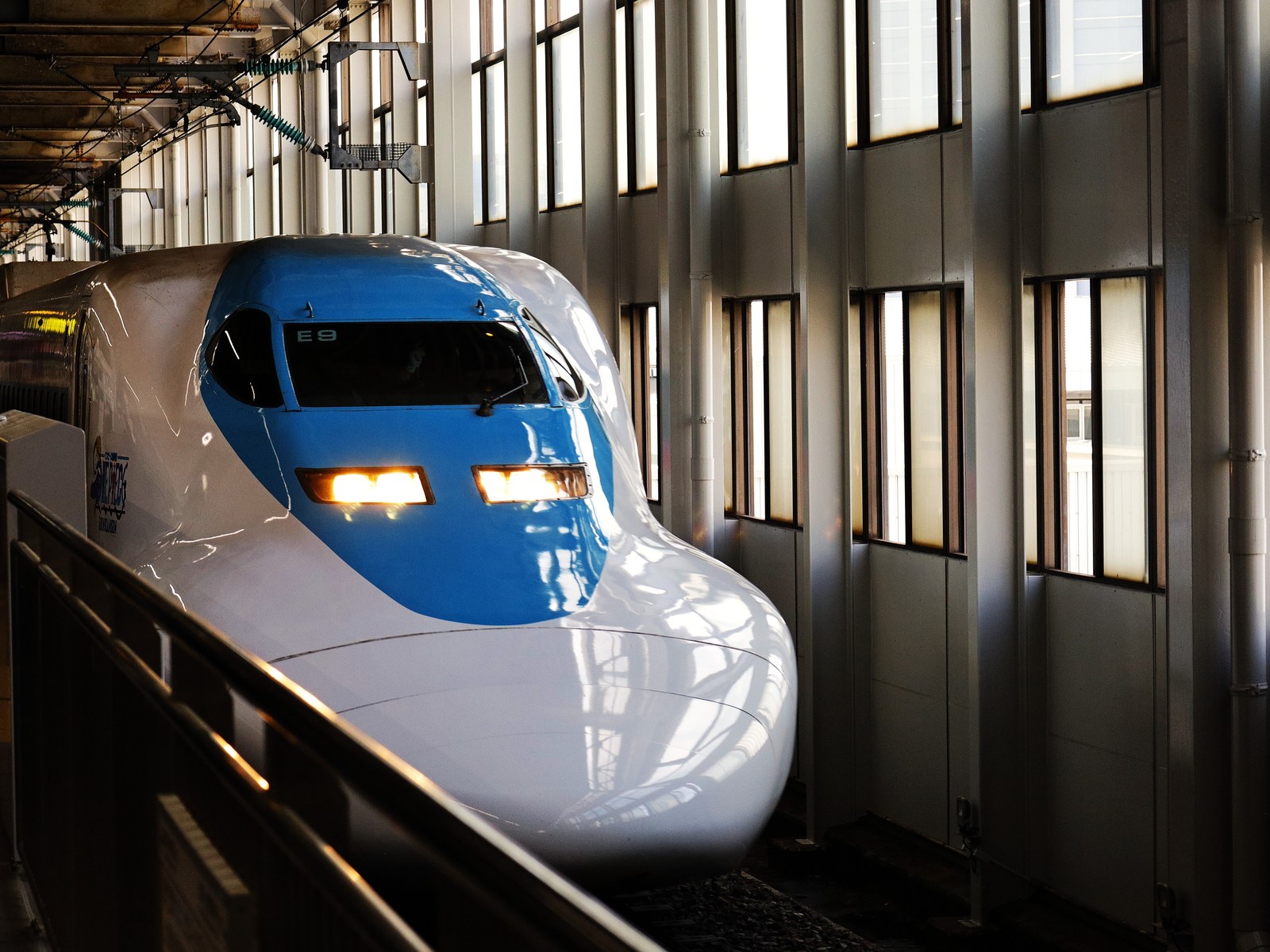 A shinkansen at the platform at Hiroshima Station